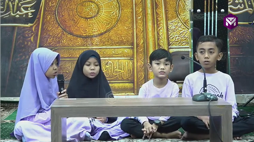 Santri cilik BTQ Indonesia sedang membacakan Ayat Suci Al-Quran dengan tanpa melihat mushaf